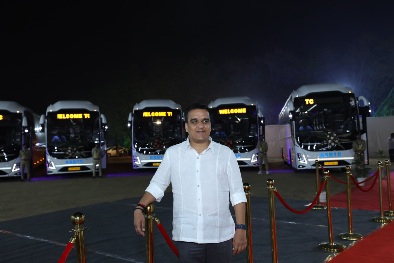 ગુજરાત સરકાર મહાકુંભ મેળા માટે આવી હાઇ-ટેક વોલ્વો બસો શરૂ કરશે.  પ્રથમ બસને 27 જાન્યુઆરીએ રાજ્યના મુખ્યમંત્રી લીલી ઝંડી આપશે.પેકેજની કિંમત ફક્ત ૮૧૦૦ રૂપિયા હશે. આ પ્રવાસ ૩ રાત અને ૪ દિવસનો રહેશે.