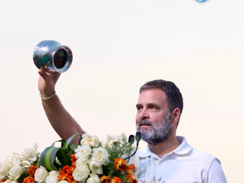 રાહુલ ગાંધીએ કહ્યું ભાજપના રાજમાં હિન્દુસ્તાનનું લોકતંત્ર અને બંધારણ બચશે કે નહીં એ મોટો સવાલ છે. ભાજપ અને સંઘના લોકો ઇચ્છે છે કે બંધારણ ખતમ થઇ જાય