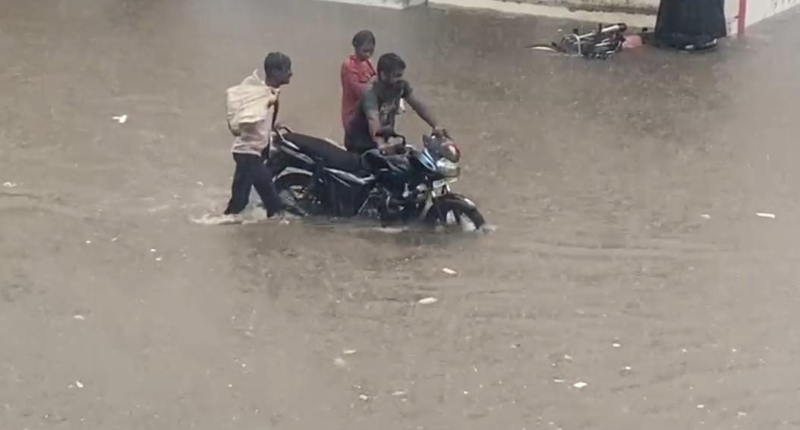 વડોદરા શહેર અને જિલ્લામાં બુધવારે અનરાધાર 13 ઇંચ જેટલો વરસાદ વરસતાં પાણી જ પાણી ગોરવાનું દશામાં તળાવ ફાટ્યું, 300થી વધુ વસાહતીઓ ફસાતા રેસ્ક્યુ 