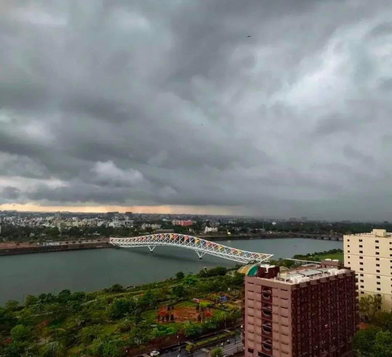 દક્ષિણ ગુજરાત, સૌરાષ્ટ્ર સહિતના વિસ્તારોમાં ધોધમાર વરસાદ ખાબક્યો હવામાન વિભાગે આગામી 23 ઑક્ટોબર સુધી ભારેથી હળવા વરસાદની આગાહી કરી