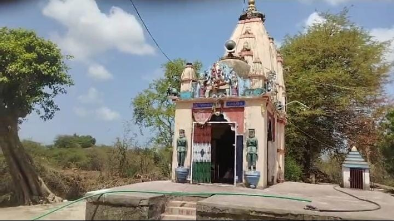 અહીં ધારાસભ્યએ ગામનો 30 વર્ષ જૂનો પ્રશ્ન ઉકેલ્યો . માળીયા હાટીના તાલુકામાં જમીનમાં દટાયેલા ઐતિહાસિક કુંડને બહાર લઈ આવવાની સાથે ખેડૂતોના ખેતરમાં માટી ભરવાની કામગીરી પુરજોશમાં 