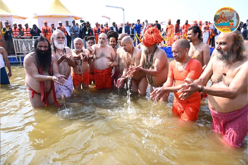 મહાકુંભમાં પરિવાર સાથે મહાકુંભ પહોંચ્યા ગૃહ પ્રધાન અમિતશાહ ,  સીએમ યોગી આદિત્યનાથ સાથે લગાવી આસ્થાની ડુબકી.અનેક રાજકીય નેતાઓ આ આધ્યાત્મિક મેળામાં આસ્થાની ડુબકી લગાવી ચૂક્યા છે