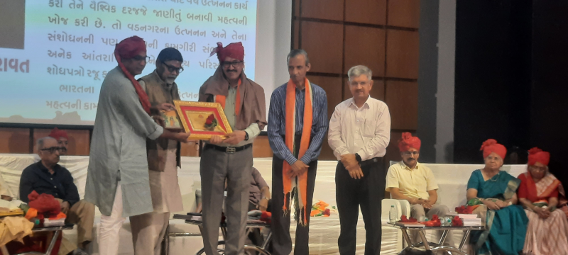 કલાતીર્થ દ્વારા 12 સંસ્કૃતિ સંવર્ધકોનું કચ્છની ધરતી પર સન્માન તથા કલાગ્રંથોનું વિમોચન ભુજના ભૂકંપ સ્મૃતિવન સંગ્રહાલયના ઓડિટોરિયમ ખાતે કરવામાં આવ્યું 