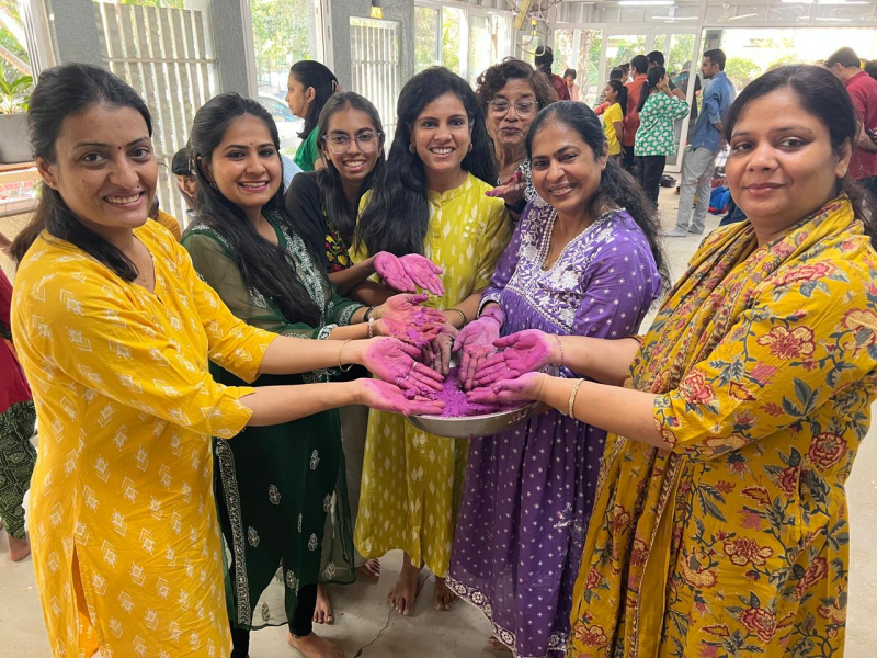અમદાવાદમાં ગણેશ વંદના પરિવાર દ્વારા હોળીના પ્રાકૃતિક રંગો બનાવવાનો વર્કશોપ યોજાયો  હોળી માટે ઘરે આ રીતે બનાવો નેચરલ રંગો ત્વચાને નહીં થાય નુકશાન 