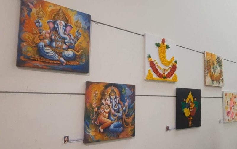 વિઘ્નહર્તાને મહિલા ચિત્રકારોએ કર્યું પીંછી રંગોથી ભાવભર્યું તિલક અદભુત ચિત્રકલા સર્જન દ્વારા સાક્ષાત દુંદાળાદેવની સમીપે પહોંચાડીને સકારાત્મક ઉર્જાના દર્શન 