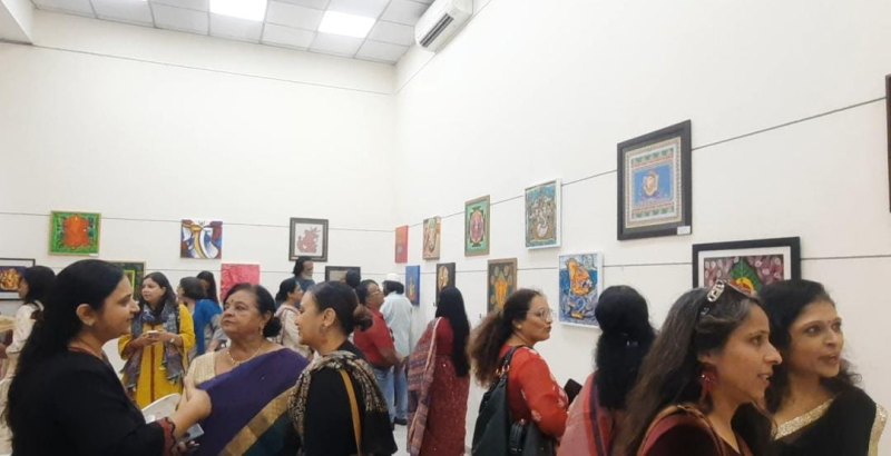 વિઘ્નહર્તાને મહિલા ચિત્રકારોએ કર્યું પીંછી રંગોથી ભાવભર્યું તિલક અદભુત ચિત્રકલા સર્જન દ્વારા સાક્ષાત દુંદાળાદેવની સમીપે પહોંચાડીને સકારાત્મક ઉર્જાના દર્શન 