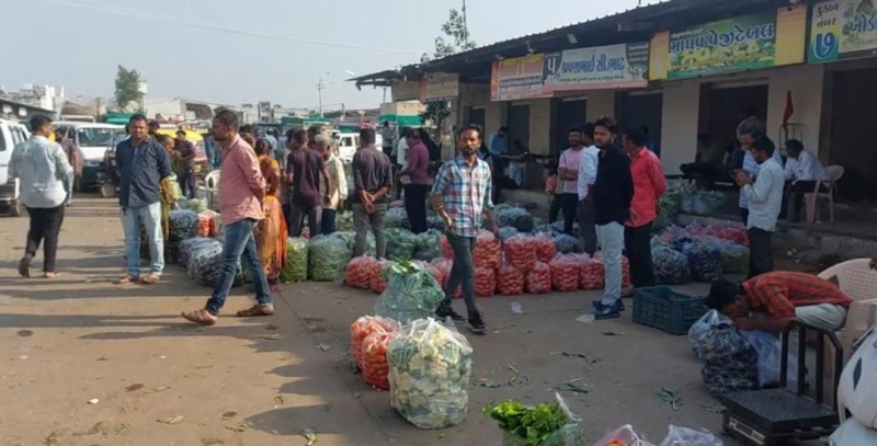 અમદાવાદમાં શાકભાજીના જથ્થાની આવક ઘટી ખેતવાડી ઉત્પન્ન બજાર સમિતીમાં લીલા શાકભાજીની આવકમાં ધરખમ ઘટાડો થયો જનતા માટે શાકભાજીનો સ્વાદ માણવો  મોઘો થયો છે.