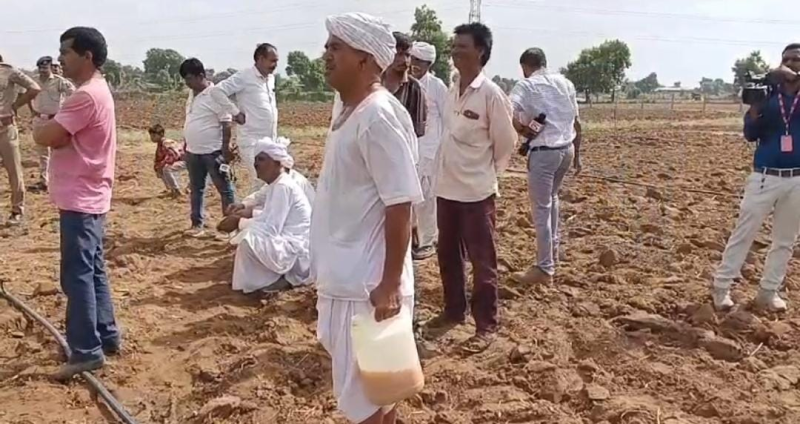 ડીસા તાલુકાના ડાવસ ગામે જેટકો કંપની દ્વારા ખેડૂતોના ખેતરમાં વિજ થાંભલા ઉભા કરવાની કામગીરી હાથ ધરાતાં ખેડૂતોએ ભારે વિરોધ કર્યો