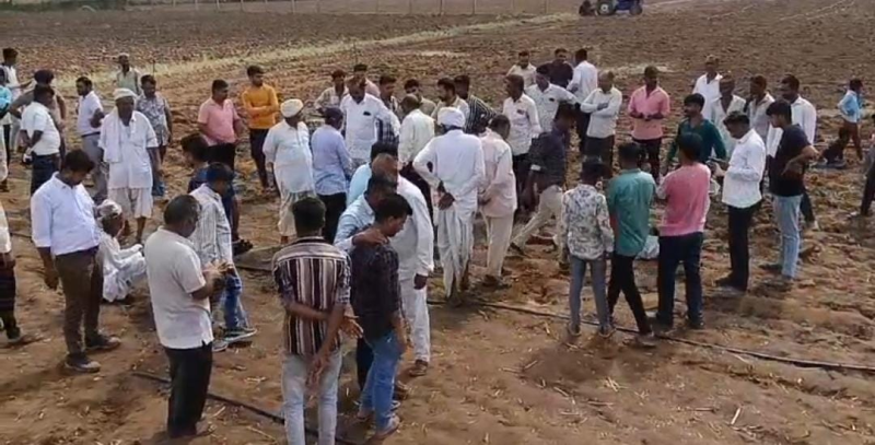 ડીસા તાલુકાના ડાવસ ગામે જેટકો કંપની દ્વારા ખેડૂતોના ખેતરમાં વિજ થાંભલા ઉભા કરવાની કામગીરી હાથ ધરાતાં ખેડૂતોએ ભારે વિરોધ કર્યો