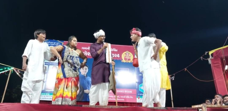 ગણેશ મહોત્સવની ઠેર ઠેર ઉજવણી થઈ રહી છે ત્યારે હિંમતનગરમાં ગાયત્રી યુવા ગ્રુપ દ્રારા ગણેશ મહોત્સવ માં સ્વચ્છતા થીમ અંતર્ગત નાટક યોજી લોક જાગ્રુતી આપી 