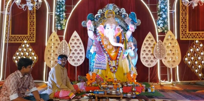 ગણેશ મહોત્સવની ઠેર ઠેર ઉજવણી થઈ રહી છે ત્યારે હિંમતનગરમાં ગાયત્રી યુવા ગ્રુપ દ્રારા ગણેશ મહોત્સવ માં સ્વચ્છતા થીમ અંતર્ગત નાટક યોજી લોક જાગ્રુતી આપી