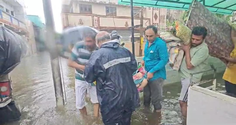 પોરબંદર શહેર રામ ભરોસે મેઘરાજાએ તાંડવ મચાવતા લોકોની મુશ્કેલીમાં વધારો થયો. સ્થાનિકોનો આક્ષેપ તંત્ર પહોંચ્યું નથી મદદે  સતત પાંચમા દિવસે પણ ઘરોમાં ત્રણ ફૂટ પાણી