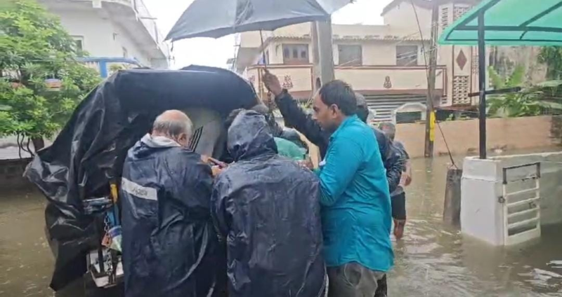 પોરબંદર શહેર રામ ભરોસે મેઘરાજાએ તાંડવ મચાવતા લોકોની મુશ્કેલીમાં વધારો થયો. સ્થાનિકોનો આક્ષેપ તંત્ર પહોંચ્યું નથી મદદે  સતત પાંચમા દિવસે પણ ઘરોમાં ત્રણ ફૂટ પાણી