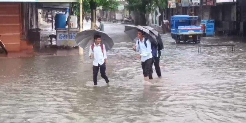 રાજકોટ જિલ્લાના ઉપલેટા શહેર તેમજ ગ્રામ્ય વિસ્તારની અંદર વહેલી સવારથી મેઘરાજાએ ધમાકેદાર એન્ટ્રી , ધોરાજી પંથકમાં વરસાદી માહોલ