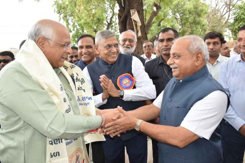 માત્ર પાટીયાં લગાવી દેવાથી કાર્યાલય બની જતું નથી.તેમના વતન કડીમાં ભાજપના મધ્યસ્થ કાર્યાલયના ઉદ્દઘાટન પ્રસંગે નીતિન પટેલે આકરા શબ્દોમાં ઝાટકણી કાઢી