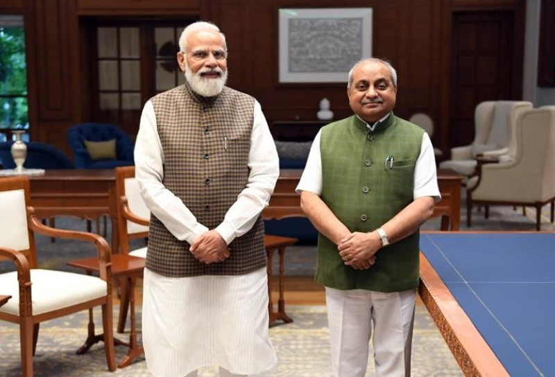 માત્ર પાટીયાં લગાવી દેવાથી કાર્યાલય બની જતું નથી.તેમના વતન કડીમાં ભાજપના મધ્યસ્થ કાર્યાલયના ઉદ્દઘાટન પ્રસંગે નીતિન પટેલે આકરા શબ્દોમાં ઝાટકણી કાઢી
