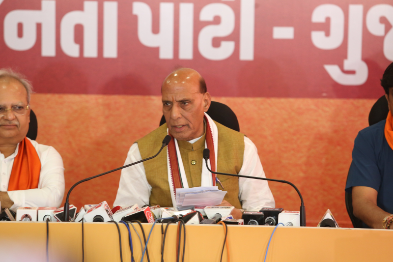 રાજનાથ સિંહે વિશ્વાસ સાથે કહ્યું કે, ભવિષ્યમાં ભારતની સંરક્ષણ નિકાસ હજુ પણ વધશે. હું દેશની જનતાને આશ્વાસન આપું છું કે, ભારત ક્યારેય ક્યાંય ઝૂક્યું નથી અને ક્યારેય ઝુકશે નહી 