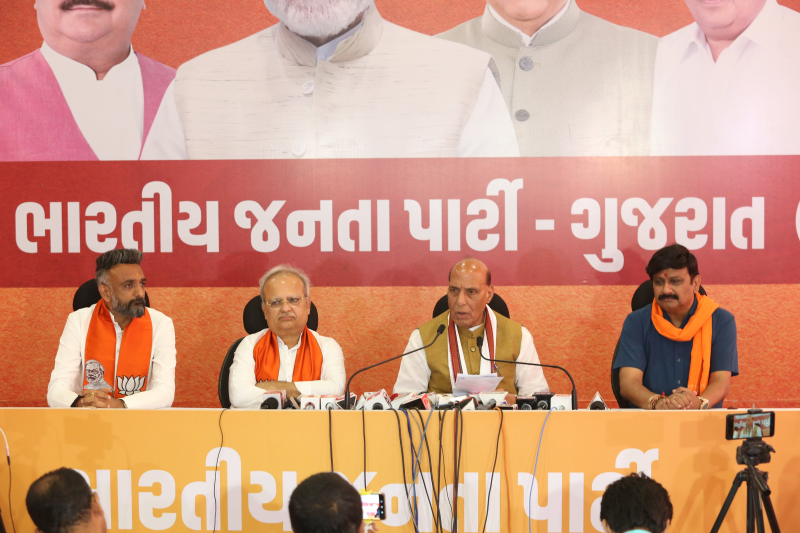 રાજનાથ સિંહે વિશ્વાસ સાથે કહ્યું કે, ભવિષ્યમાં ભારતની સંરક્ષણ નિકાસ હજુ પણ વધશે. હું દેશની જનતાને આશ્વાસન આપું છું કે, ભારત ક્યારેય ક્યાંય ઝૂક્યું નથી અને ક્યારેય ઝુકશે નહી 