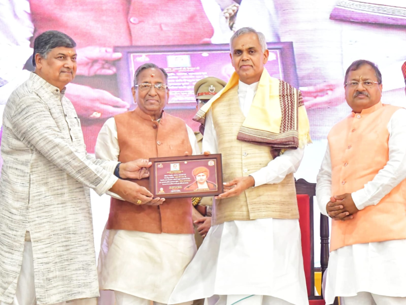 ગાંધીનગરના લાકરોડા ગામે દર્શનયોગ ધામમાં રાજ્યપાલ  આચાર્ય દેવવ્રતજીના હસ્તે સમર્પણ ભવનનું લોકાર્પણ અને વૈદિક ગુરુકુલ ભવનનો શિલાન્યાસ