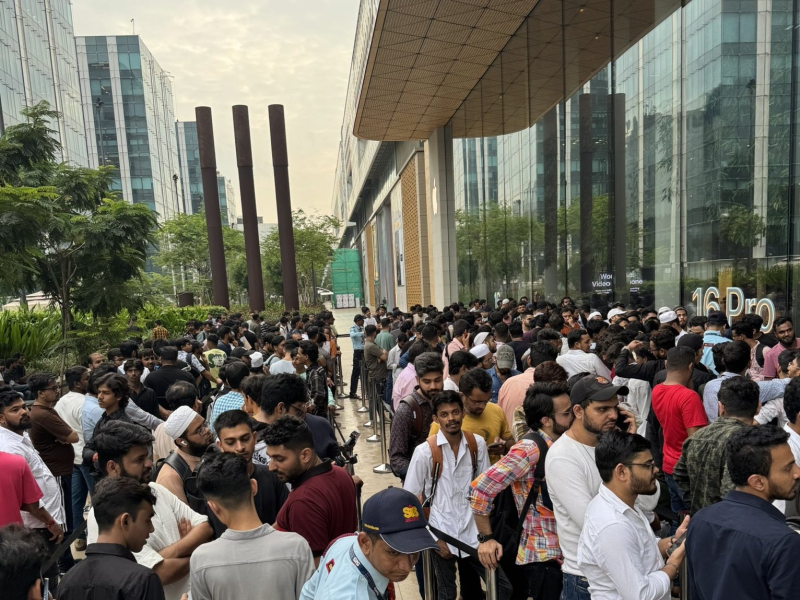 आईफोन-16 (iPhone 16) सीरीज की बिक्री आज से भारत में शुरू हो गई। लोगों में इसे लेकर खासा उत्साह लोग आधी रात से ही स्टोर के सामने लाइन लगाकर खड़े हो गए।