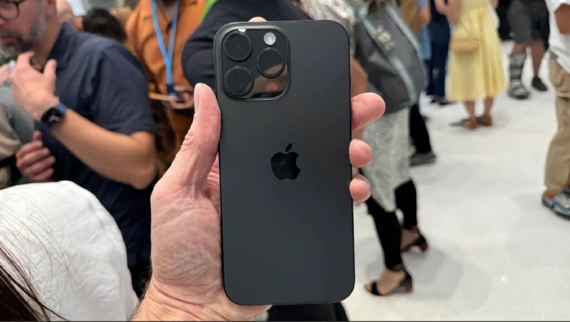 आईफोन-16 (iPhone 16) सीरीज की बिक्री आज से भारत में शुरू हो गई। लोगों में इसे लेकर खासा उत्साह लोग आधी रात से ही स्टोर के सामने लाइन लगाकर खड़े हो गए।