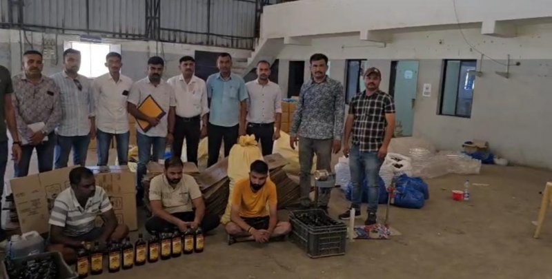 જામનગરના કનસુમરા ગામથી ડુપ્લીકેટ ઇગ્લીશ દારૂ બનાવતી ફેકટરી જામનગર એલ.સી.બી. દ્વારા ઝડપાઇ.