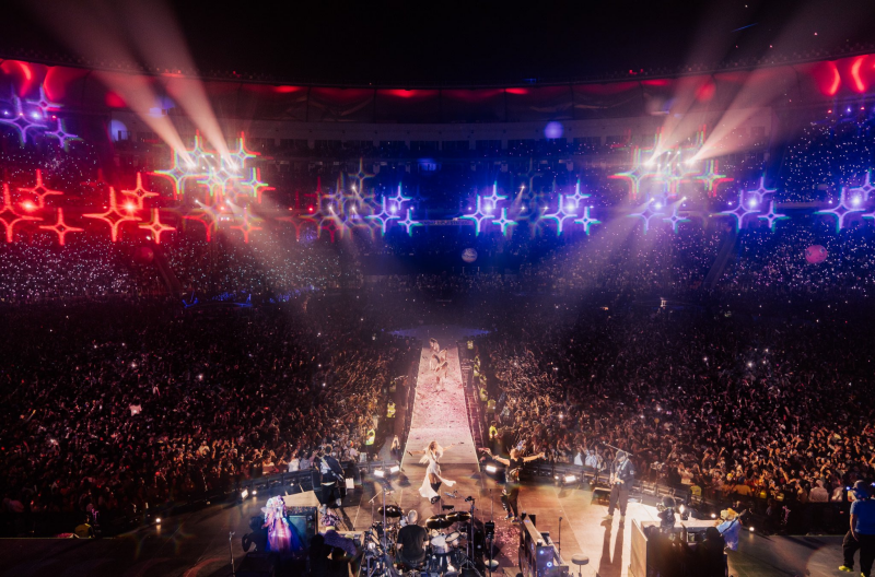 Coldplay Concertમાં જસપ્રીત બુમરાહની સરપ્રાઈઝ એન્ટ્રી; ક્રિસ માર્ટિને ગીત પણ ગાયું દુનિયાના સૌથી વિશાળ ક્રિકેટ સ્ટેડીયમ નરેન્દ્ર મોદી સ્ટેડીયમમાં અદભુત દ્રશ્યો સર્જાયા