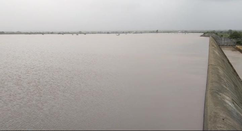 જૂનાગઢ પંથક પાણીમાં તરબોળ અનેક ગામોમાં જળબંબાકારની સ્થિતિ સર્જાઈ ઓઝત નદી અને ભાદર નદીમાં ભારે પુર આવતા ખેતરોમાં પાણી ફરી વળ્યા