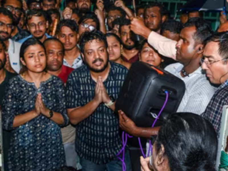 ममता बनर्जी द्वारा डॉक्टरों की मांगों के आगे झुकने और पुलिस आयुक्त विनीत गोयल, DC North और दो शीर्ष स्वास्थ्य अधिकारियों को हटाने पर सहमति जताने के बाद जूनियर डॉक्टरों ने मनाया जश्न.