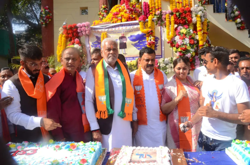 ભાજપના ક્ષત્રિય નેતાઓની દશા કફોડી બની  એક તરફ, સમાજ છે તો બીજી તરફ, પક્ષ. ક્ષત્રિય સમાજ માનવા તૈયાર નથી જયારે પક્ષે આદેશ કર્યો છેકે, ક્ષત્રિયોને મનાવો