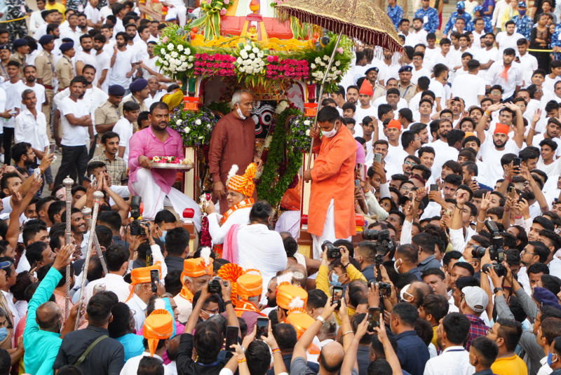 રથયાત્રાની આગેવાની કરતાં ગજરાજ સરસપુર પહોંચ્યા ભગવાનના મોસળ સરસપુરમાં જાણે કે કીડીયારું ઉભરાયું હોય તેવો માહોલ ભાવિકોએ જય જગન્નાથ, જય રણછોડ માખણ ચોર ના નારા 