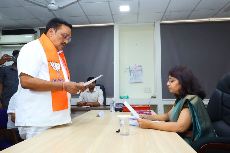 નવસારીમાં સી.આર. પાટીલ અને નૈષધ દેસાઇ એકસાથે કલેક્ટર કચેરીએ ફોર્મ ભરવા ભેગા થયા હતા. આ દરમિયાન બંને એકબીજાને કાનમાં કંઈક વાત કરતા જોવા મળ્યા હતા.