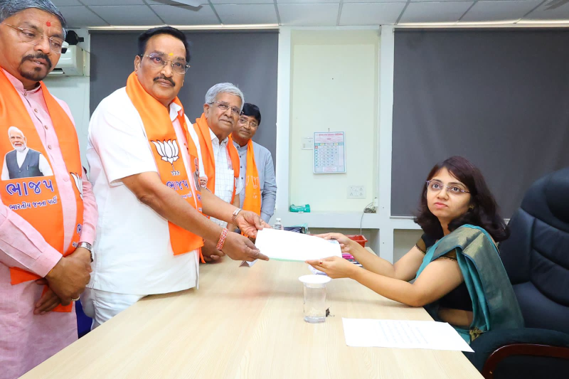 નવસારીમાં સી.આર. પાટીલ અને નૈષધ દેસાઇ એકસાથે કલેક્ટર કચેરીએ ફોર્મ ભરવા ભેગા થયા હતા. આ દરમિયાન બંને એકબીજાને કાનમાં કંઈક વાત કરતા જોવા મળ્યા હતા.