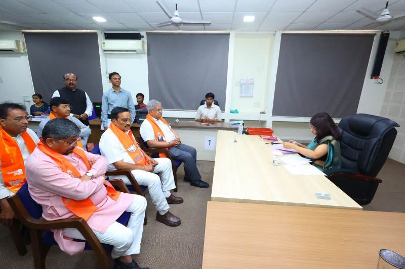 નવસારીમાં સી.આર. પાટીલ અને નૈષધ દેસાઇ એકસાથે કલેક્ટર કચેરીએ ફોર્મ ભરવા ભેગા થયા હતા. આ દરમિયાન બંને એકબીજાને કાનમાં કંઈક વાત કરતા જોવા મળ્યા હતા.