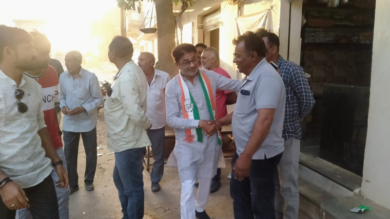 કોંગ્રેસનાં ઉમેદવાર લલિત વસોયાએ સોશિયલ મીડિયા પર મતદારો પાસે નોટ અને વોટની માગ કરી છે. તેમણે કહ્યું હતું કે, ' કોંગ્રેસ પક્ષના બેન્ક એકાઉન્ટ સીઝ કારણે આર્થિક રીતે મુશ્કેલી અનુભવું છું, જેથી મને ચૂંટણી લડવામાં આર્થિક સહાય કરવા માટે મતદારો મતની સાથે નોટ પણ આપે