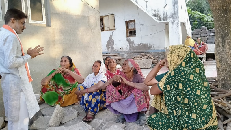કોંગ્રેસનાં ઉમેદવાર લલિત વસોયાએ સોશિયલ મીડિયા પર મતદારો પાસે નોટ અને વોટની માગ કરી છે. તેમણે કહ્યું હતું કે, ' કોંગ્રેસ પક્ષના બેન્ક એકાઉન્ટ સીઝ કારણે આર્થિક રીતે મુશ્કેલી અનુભવું છું, જેથી મને ચૂંટણી લડવામાં આર્થિક સહાય કરવા માટે મતદારો મતની સાથે નોટ પણ આપે