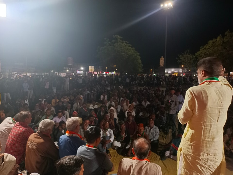 કોંગ્રેસનાં ઉમેદવાર લલિત વસોયાએ સોશિયલ મીડિયા પર મતદારો પાસે નોટ અને વોટની માગ કરી છે. તેમણે કહ્યું હતું કે, ' કોંગ્રેસ પક્ષના બેન્ક એકાઉન્ટ સીઝ કારણે આર્થિક રીતે મુશ્કેલી અનુભવું છું, જેથી મને ચૂંટણી લડવામાં આર્થિક સહાય કરવા માટે મતદારો મતની સાથે નોટ પણ આપે
