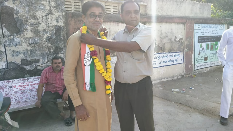 કોંગ્રેસનાં ઉમેદવાર લલિત વસોયાએ સોશિયલ મીડિયા પર મતદારો પાસે નોટ અને વોટની માગ કરી છે. તેમણે કહ્યું હતું કે, ' કોંગ્રેસ પક્ષના બેન્ક એકાઉન્ટ સીઝ કારણે આર્થિક રીતે મુશ્કેલી અનુભવું છું, જેથી મને ચૂંટણી લડવામાં આર્થિક સહાય કરવા માટે મતદારો મતની સાથે નોટ પણ આપે
