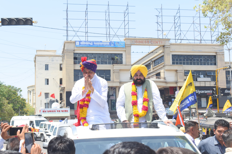 આપના ભાવનગર લોકસભાના ઉમેદવાર ઉમેશ મકવાણાએ પંજાબના મુખ્યમંત્રી ભગવંત માનની હાજરીમાં ઉમેદવારી નોંધાવી, ભાવનગર લોકસભાના ઉમેદવાર ઉમેશ મકવાણા સાથે રોડ શો કર્યો