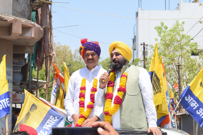 આપના ભાવનગર લોકસભાના ઉમેદવાર ઉમેશ મકવાણાએ પંજાબના મુખ્યમંત્રી ભગવંત માનની હાજરીમાં ઉમેદવારી નોંધાવી, ભાવનગર લોકસભાના ઉમેદવાર ઉમેશ મકવાણા સાથે રોડ શો કર્યો