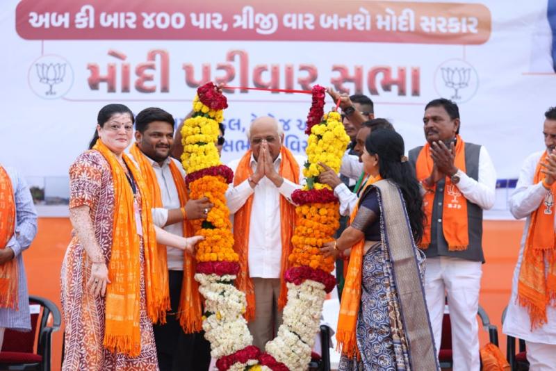 મુખ્યમંત્રીએ કર્યો લોકસભા ચૂંટણીનો પ્રચાર  સુરેન્દ્રનગર જિલ્લામાં મોદી પરિવાર સભામાં પક્ષના કર્મઠ સાથીઓ અને સ્થાનિકો સાથે કર્યો સંવાદ