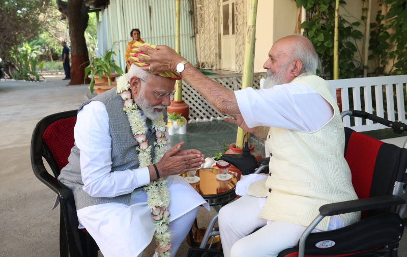 વડાપ્રધાને કહ્યું કે, આ પાઘડી ઉતારાય એવું નથી. હું રસ્તામાં જામ સાહેબના દર્શન કરવા માટે ગયો હતો. જામ સાહેબ પાઘડી પહેરાવે પછી તો કાંઈ બાકી જ ના રહે. એટલે મારા માટે તો જામ સાહેબની પાઘડી મોટો પ્રસાદ છે 