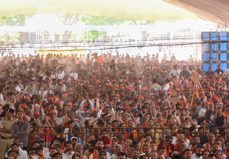 વડાપ્રધાને કહ્યું કે, આ પાઘડી ઉતારાય એવું નથી. હું રસ્તામાં જામ સાહેબના દર્શન કરવા માટે ગયો હતો. જામ સાહેબ પાઘડી પહેરાવે પછી તો કાંઈ બાકી જ ના રહે. એટલે મારા માટે તો જામ સાહેબની પાઘડી મોટો પ્રસાદ છે 