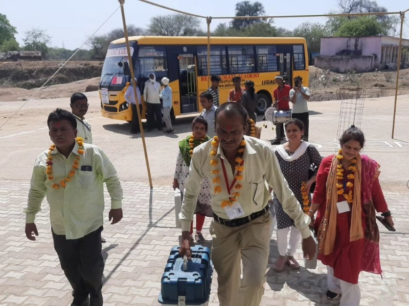 બીજા તબક્કાના મતદાનમાં અનેક દિગ્ગજોનું રાજકીય ભાવિ દાવ પર છે. તેમાં રાહુલ ગાંધી (કોંગ્રેસ) - વાયનાડ, શશિ થરૂર (કોંગ્રેસ) - તિરુવનંતપુરમથી ચૂંટણી જંગમાં 