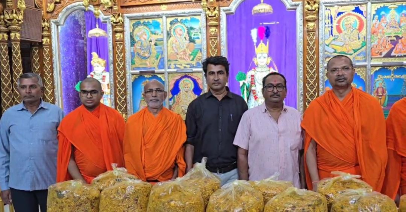 મણિનગર શ્રી સ્વામિનારાયણ ગાદી સંસ્થાન સંચાલિત શ્રી સ્વામિનારાયણ મંદિર, ભૂજ અતિવૃષ્ટિ અસરગ્રસ્તોની વ્હારે છેલ્લા બે દિવસથી ફૂડ પેકેટ તૈયાર કરીને પહોંચાડ્યા