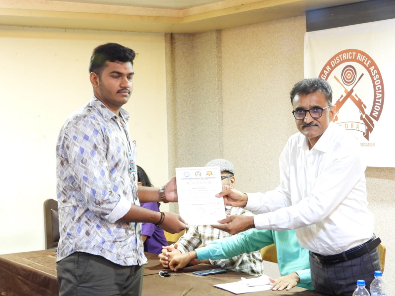 33મી ગાંધીનગર શૂટિંગ ચેમ્પિયનશીપનો મેડલ વિતરણ કાર્યક્રમ યોજાયો.38 શૂટર્સને વિવિધ કેટેગરીમાં મેડલ એનાયત કરવામાં આવ્યા.શૂટિંગ ક્ષેત્રે પ્રોત્સાહન અપાયુ