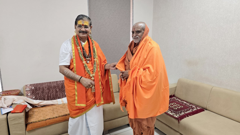 SGVP અમદાવાદ ખાતે શ્રીનાથ પીઠના મહંત પરમ પૂજ્ય શ્રી જિતેન્દ્રનાથજી મહારાજની ગુરુવર્ય શ્રી માધવપ્રિયદાસજી સ્વામી સાથે મુલાકાત