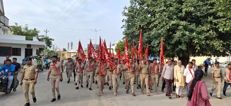 ઉંઝા મા ઉમિયાધામ ખાતે એસપી તરુણ દુગ્ગલ સહિત પોલિસ અધિકારીઓ અને પોલીસ જવાનોએ ૨૧ ધજા ચઢાવી પોલિસની મા ઉમિયા પ્રત્યે અતૂટ આસ્થા-શ્રધ્ધા 