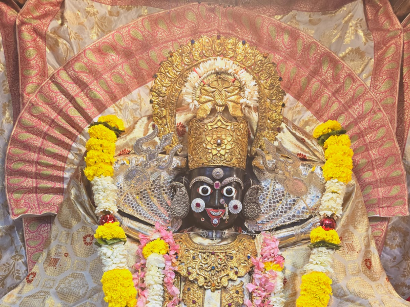 સુરતના અંબાજી રોડ પર મહાકાળી માતાજીના 18 હાથની પ્રતિમા આ મંદિરમાં અનેક ભક્તોની ભારે શ્રદ્ધા છે અહીં લોકોની માનતા પુરી થાય છે