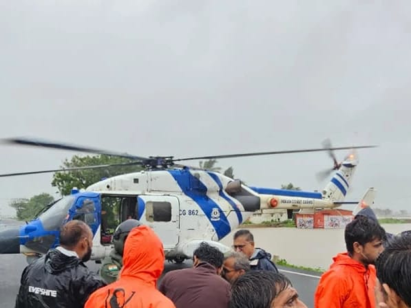 વહીવટી તંત્રની સાથે મળી NDRF, SDRF અને આર્મીના જાબાઝ જવાનો દિવસ-રાત કરી રહ્યા છે રાજ્યભરમાં રાહત-બચાવની કામગીરી કુદરતી આપદાના સમયે નાગરિકોની સલામતી સુનિશ્ચિત કરવી એ જ રાજ્ય સરકારનો મુખ્ય નિર્ધાર 